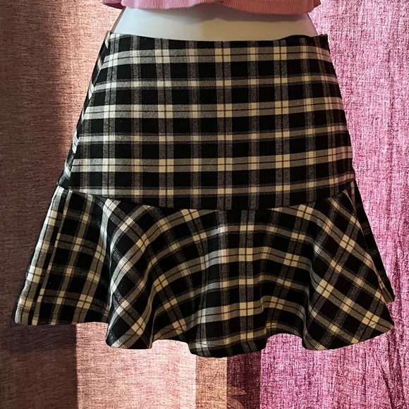LF: Plaid Mini Skirt - Picture 4 of 8